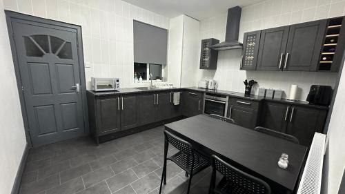 Modern 2 Bed near Turf Moor Football Stadium, Parks, Canal and Lake in Burnley
