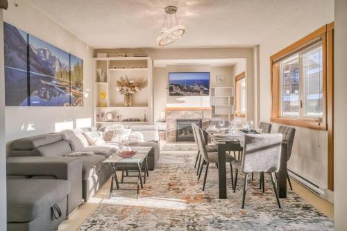 Mountain Escape Sleeps 10 Guests In This 3bd 2bt Top Floor Condo With Mountain View - キャンモア