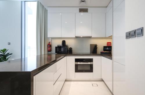 Elite LUX Holiday Homes - Lagoon View 1 BR Luxury Oasis in MBR Dubai, Dubái (foto 8)