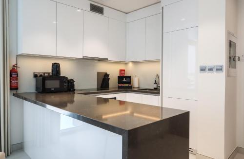 Elite LUX Holiday Homes - Lagoon View 1 BR Luxury Oasis in MBR Dubai - image 10