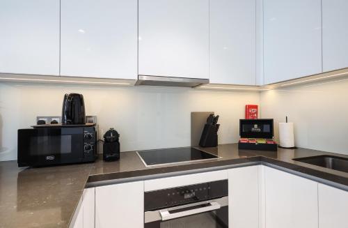 Elite LUX Holiday Homes - Lagoon View 1 BR Luxury Oasis in MBR Dubai - image 10