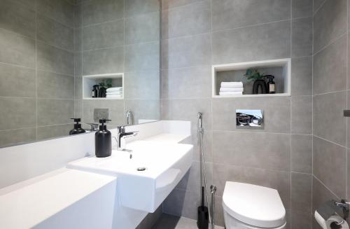 Elite LUX Holiday Homes - Lagoon View 1 BR Luxury Oasis in MBR Dubai - image 9