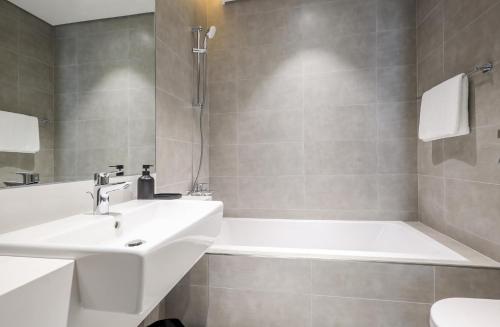 Elite LUX Holiday Homes - Lagoon View 1 BR Luxury Oasis in MBR Dubai - image 9