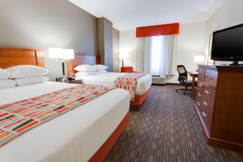 2 queen beds