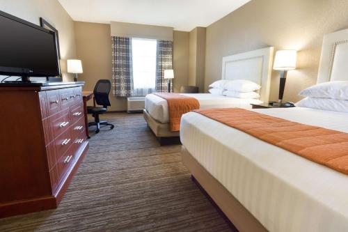 2 queen beds