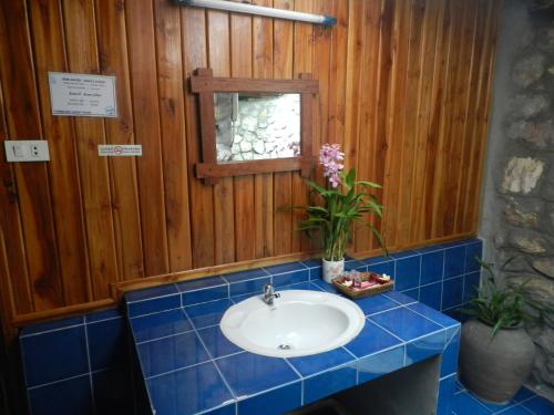 Bungalow with River View image 1