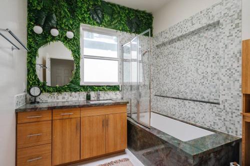 Hollywood Hills & Sunset Strip Home w Hottub in Los Angeles, USA