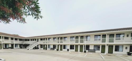 Soledad Motel 8 - 숙소 외관