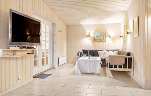 4 Bedroom Stunning Home In Glesborg in Glesborg