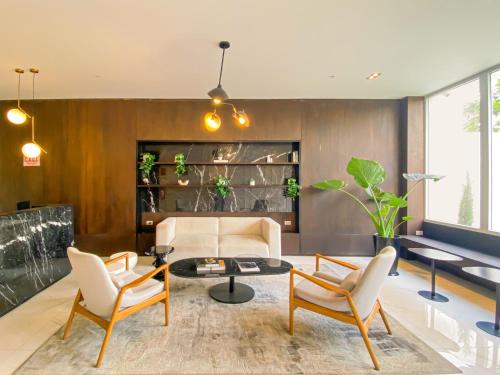 Designer apt - Downtown Miraflores w/parking!