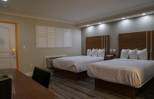 Premium Two Full Beds image 5