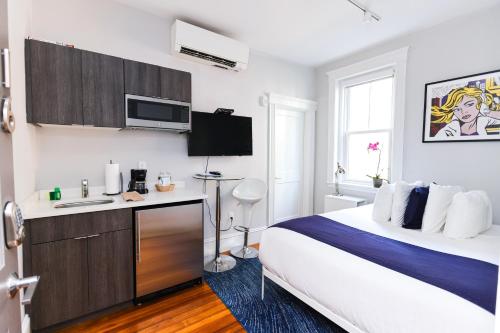 A Stylish Stay w/ a Queen Bed, Heated Floors.. #36 Brookline