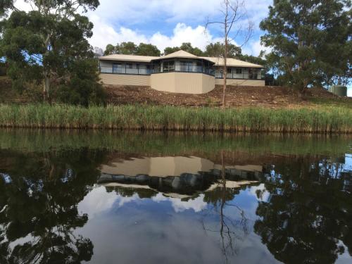 

Curdievale Riverfront Lodge