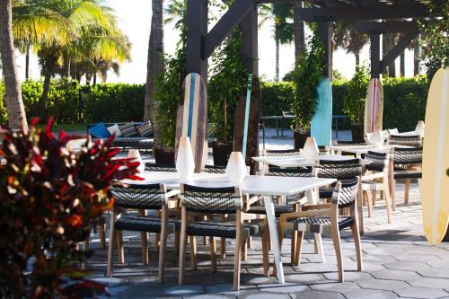 524677101 Kimpton Surfcomber Hotel by IHG
