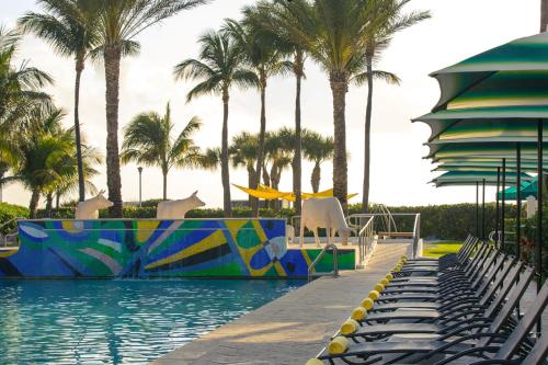 524677143 Kimpton Surfcomber Hotel by IHG