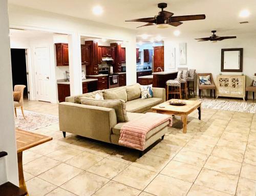4/3 Home Centrally Located, beach, casino, airport, dining, golfing, shopping, entertainment in Gulfport, USA