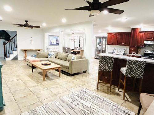 4/3 Home Centrally Located, beach, casino, airport, dining, golfing, shopping, entertainment in Gulfport, USA