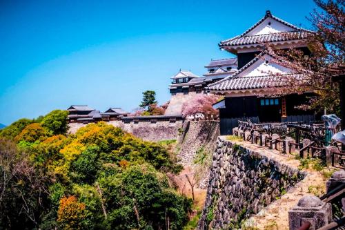 媛楽園 松山中心地及び道後温泉に近い家族やグループ旅行の多人数が泊まれる快適な宿