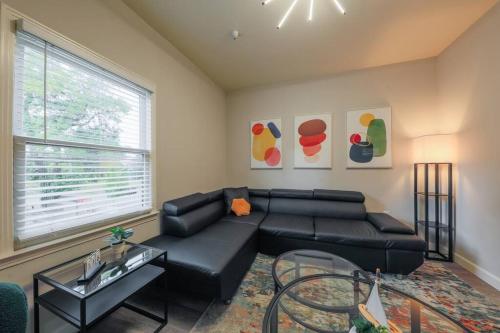 Minutes to Broadway KING bed with optional garage parking in Nashville, USA