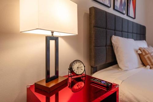 Minutes to Broadway KING bed with optional garage parking in Nashville, USA