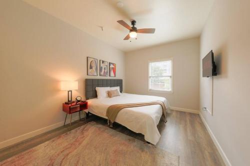 Minutes to Broadway KING bed with optional garage parking in Nashville, USA