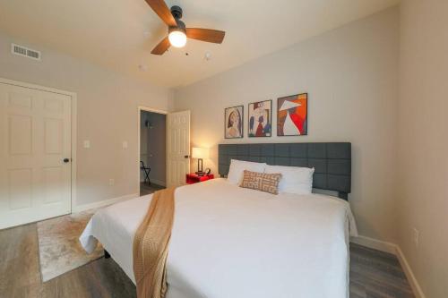 Minutes to Broadway KING bed with optional garage parking in Nashville, USA