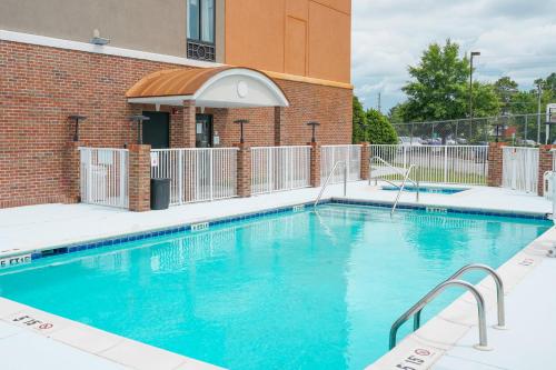Holiday Inn Express & Suites Hope Mills-Fayetteville Arpt by IHG - 수영장