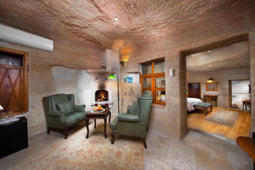 Superior Cave Suite 