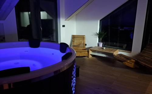 อ่างแช่น้ำร้อน, wellness roubenka Holčí (wellness roubenka Holci) in วเซลาคอฟ