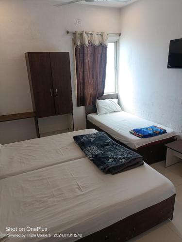 3 twin beds