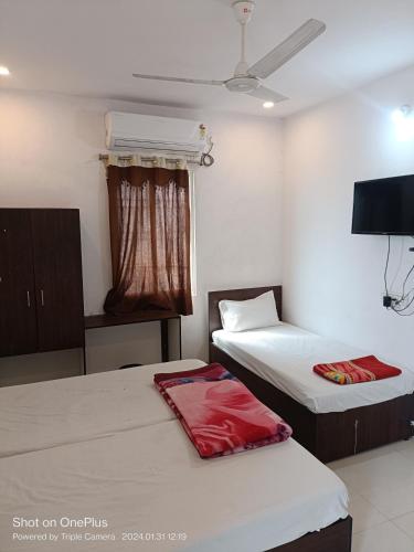 3 twin beds