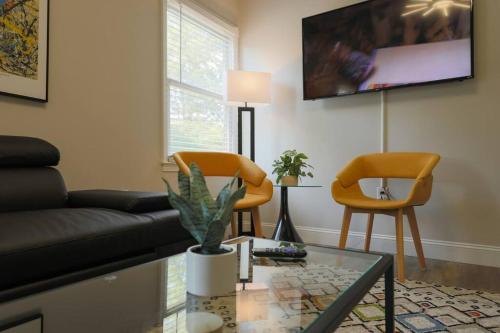 Minutes to Broadway - 2 KING beds with optional garage parking in Nashville, USA