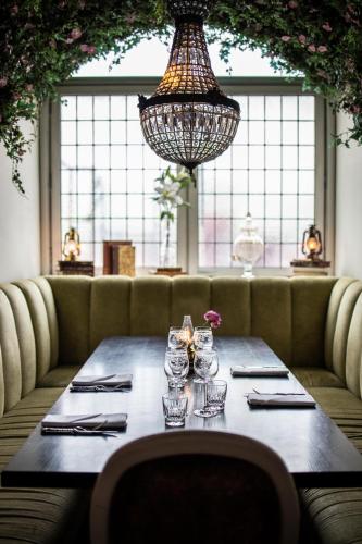 Restaurant, Hotel Pigalle in Waterfront/beach