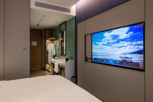 524721402 Holiday Inn Express Chongqing Nanbin Road by IHG
