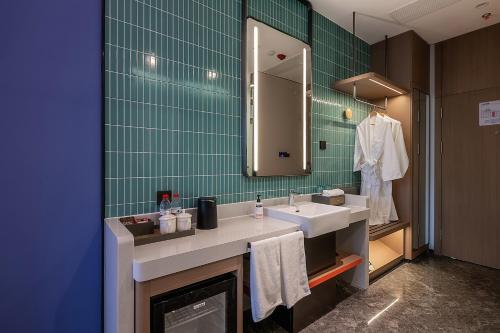 524721832 Holiday Inn Express Chongqing Nanbin Road by IHG