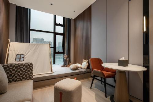 524722616 Holiday Inn Express Chongqing Nanbin Road by IHG