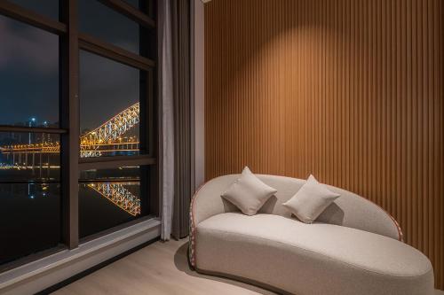 524723434 Holiday Inn Express Chongqing Nanbin Road by IHG