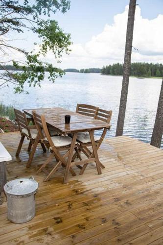 Ihana järvenranta mökki. Cottage by the lake.