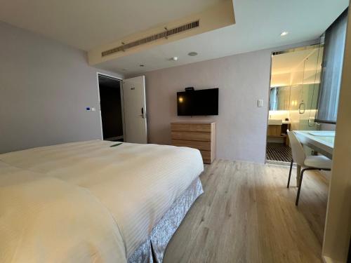 Deluxe Double or Twin Room image 3