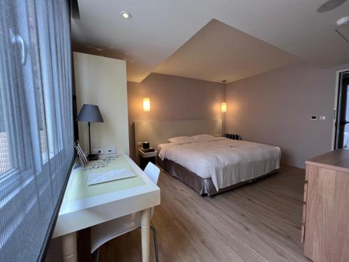 Deluxe Double or Twin Room image 4