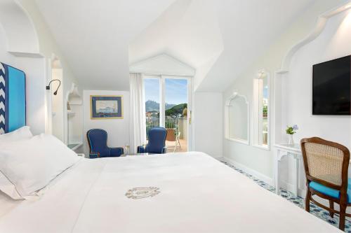 Deluxe Double or Twin Room with Balcony image 6