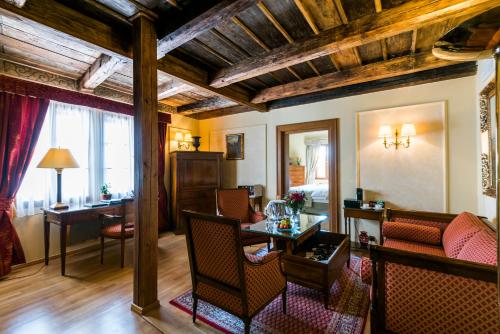 room detail thumbnail 1