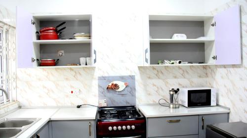 ห้องครัว, Tropical Oasis in Accra - 2 Bedroom Apartment in แอคครา