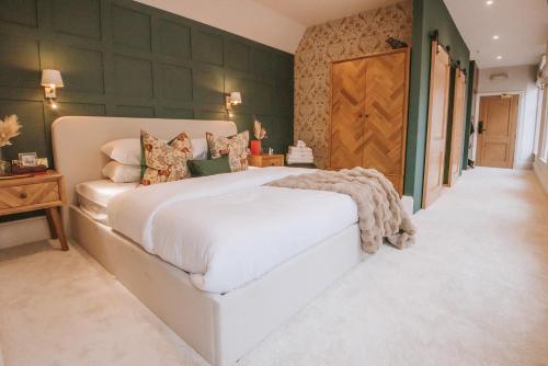 Luxury, Castle View Apartment Windsor Town Centre, Windsor (photo 3)