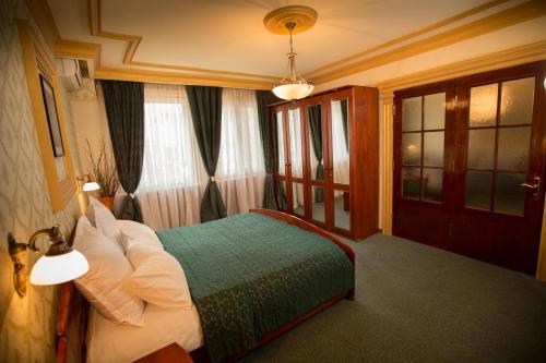 Bucharest Comfort Suites Hotel - main image