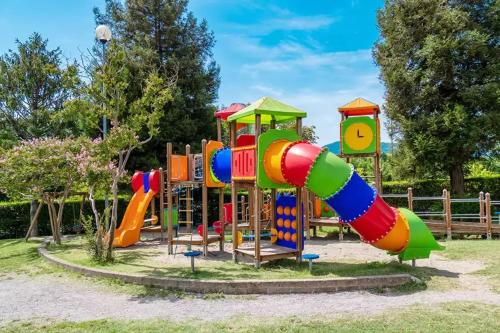 兒童遊樂場, Estivo Premium Deluxe mobile homes on Camping Del Sole Village in 伊塞歐