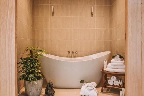 Luxury, Castle View Apartment Windsor Town Centre, Windsor (photo 6)