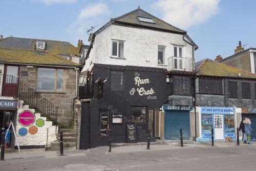 Kailani, Copper Kettle Apartments