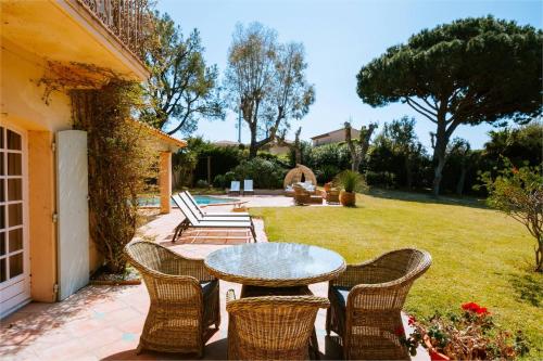 La Villa des Cades avec vue mer et piscine privée sur les hauteurs de Stre-Maxime