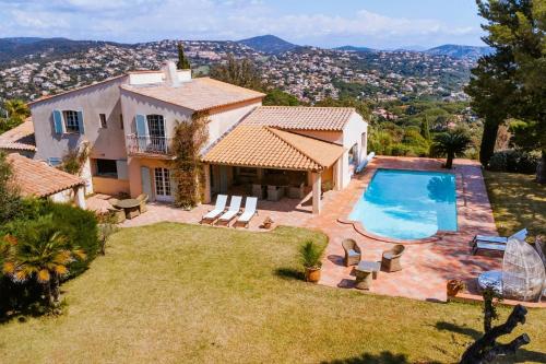 La Villa des Cades avec vue mer et piscine privée sur les hauteurs de Stre-Maxime - Location, gîte - Sainte-Maxime